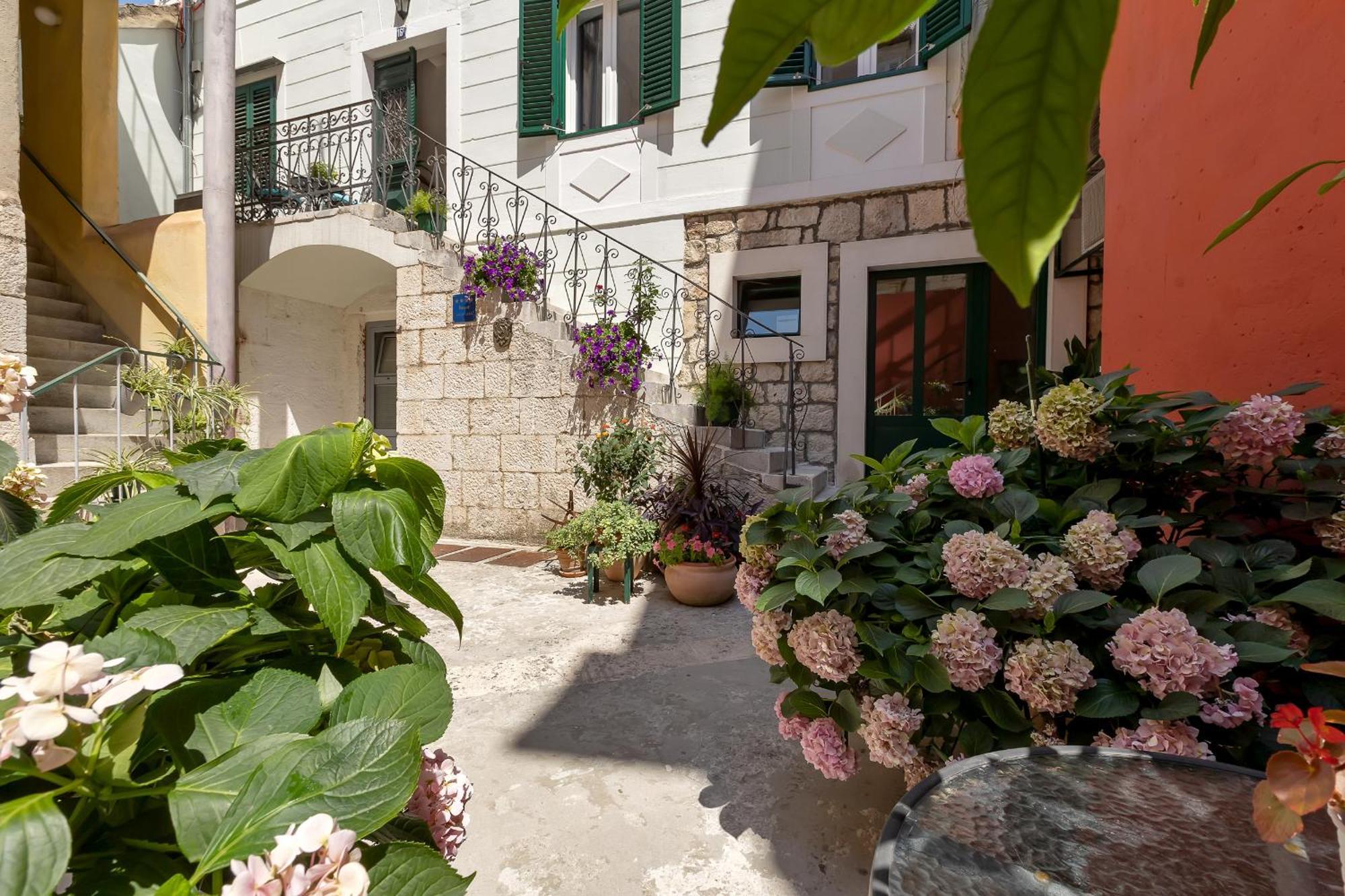 מאקרסקה City Center Apartment Dvor Kalalarga מראה חיצוני תמונה