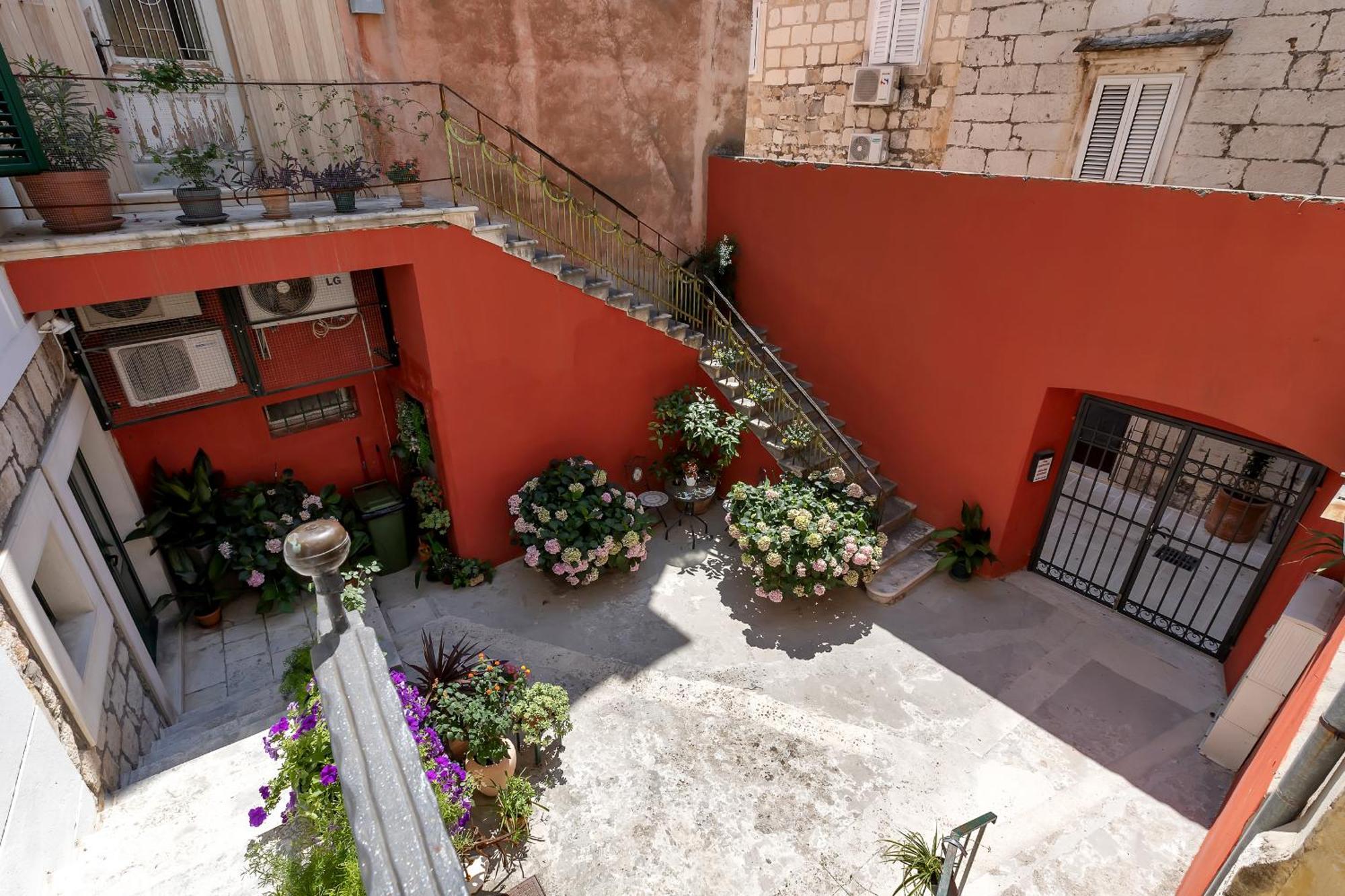 מאקרסקה City Center Apartment Dvor Kalalarga מראה חיצוני תמונה