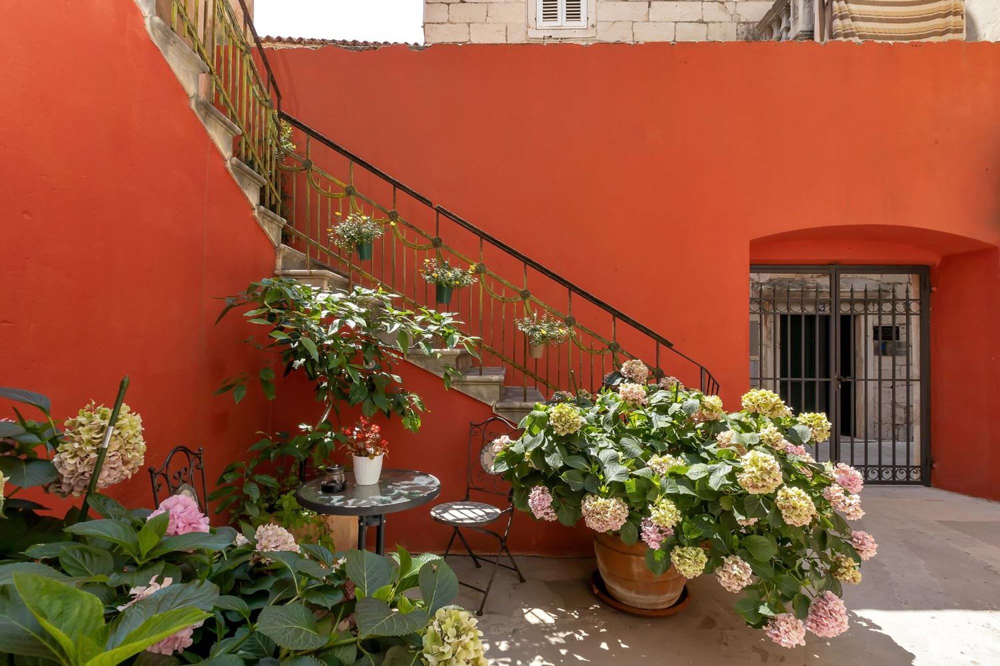 מאקרסקה City Center Apartment Dvor Kalalarga מראה חיצוני תמונה